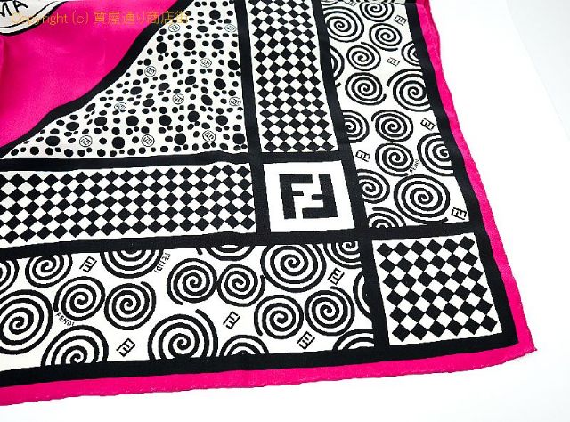 フェンディ FENDI フェンディ シルク スカーフ 【 TM2110023 】のオプション紹介画像(3) フェンディ FENDI フェンディ シルク スカーフ 【 TM2110023 】のオプション紹介画像(3)
